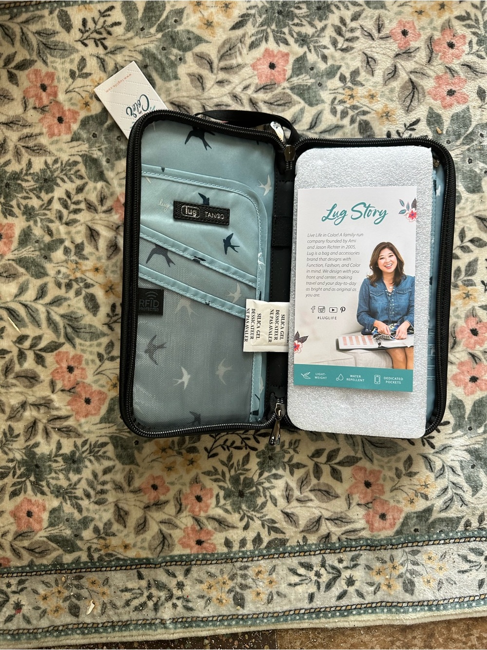 NWT Lug Tango Travel Organizer Wallet - Picture 2 of 4